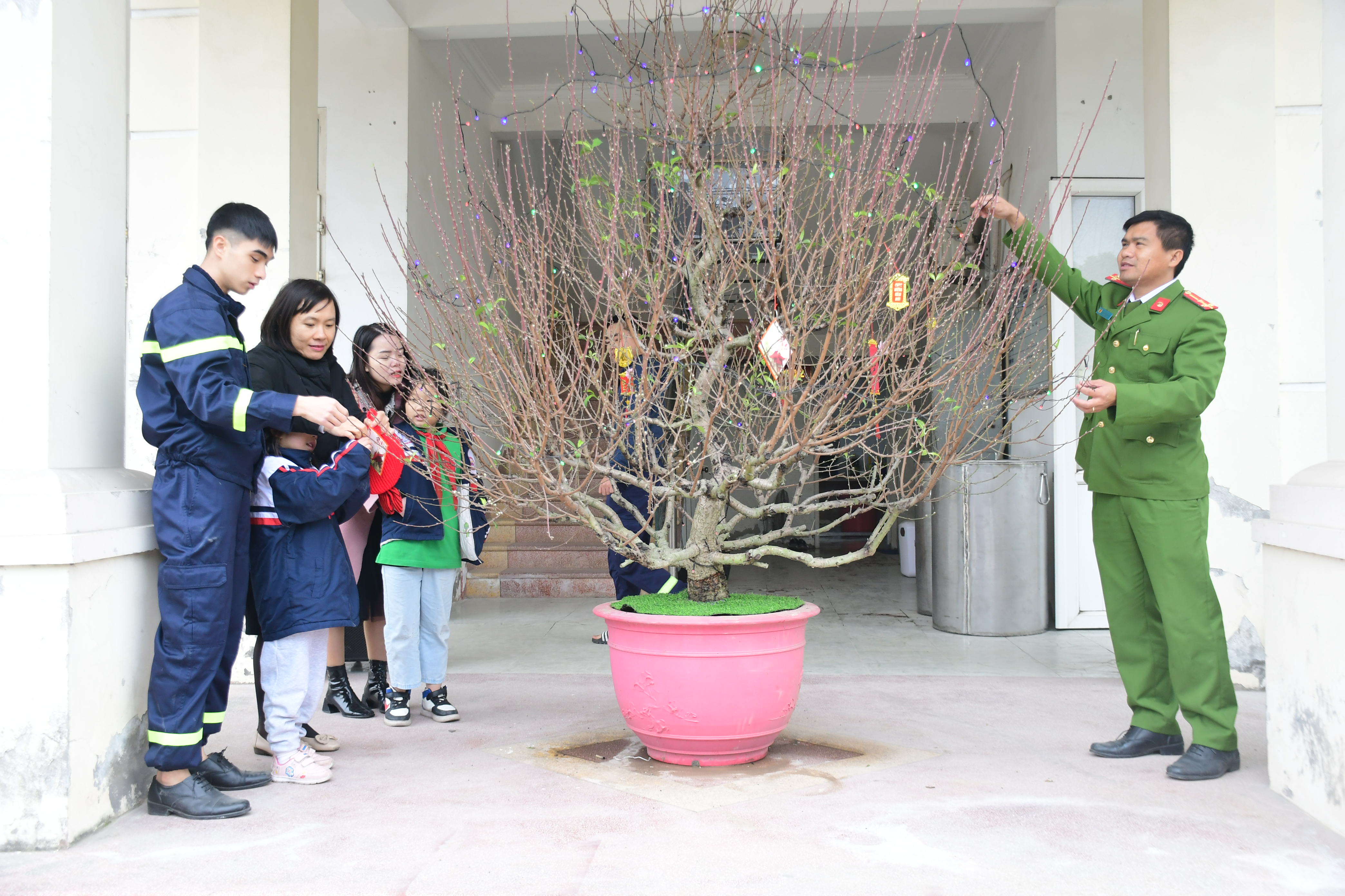 Đội Cảnh sát PCCC&CNCH trên sông: Tổ chức các hoạt động vui Tết với đơn vị kết nghĩa